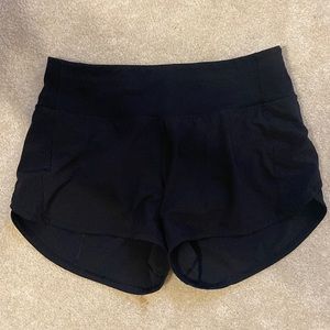 MAKE AN OFFER! Lululemon Speed Up Shorts Mid Rise Size 6